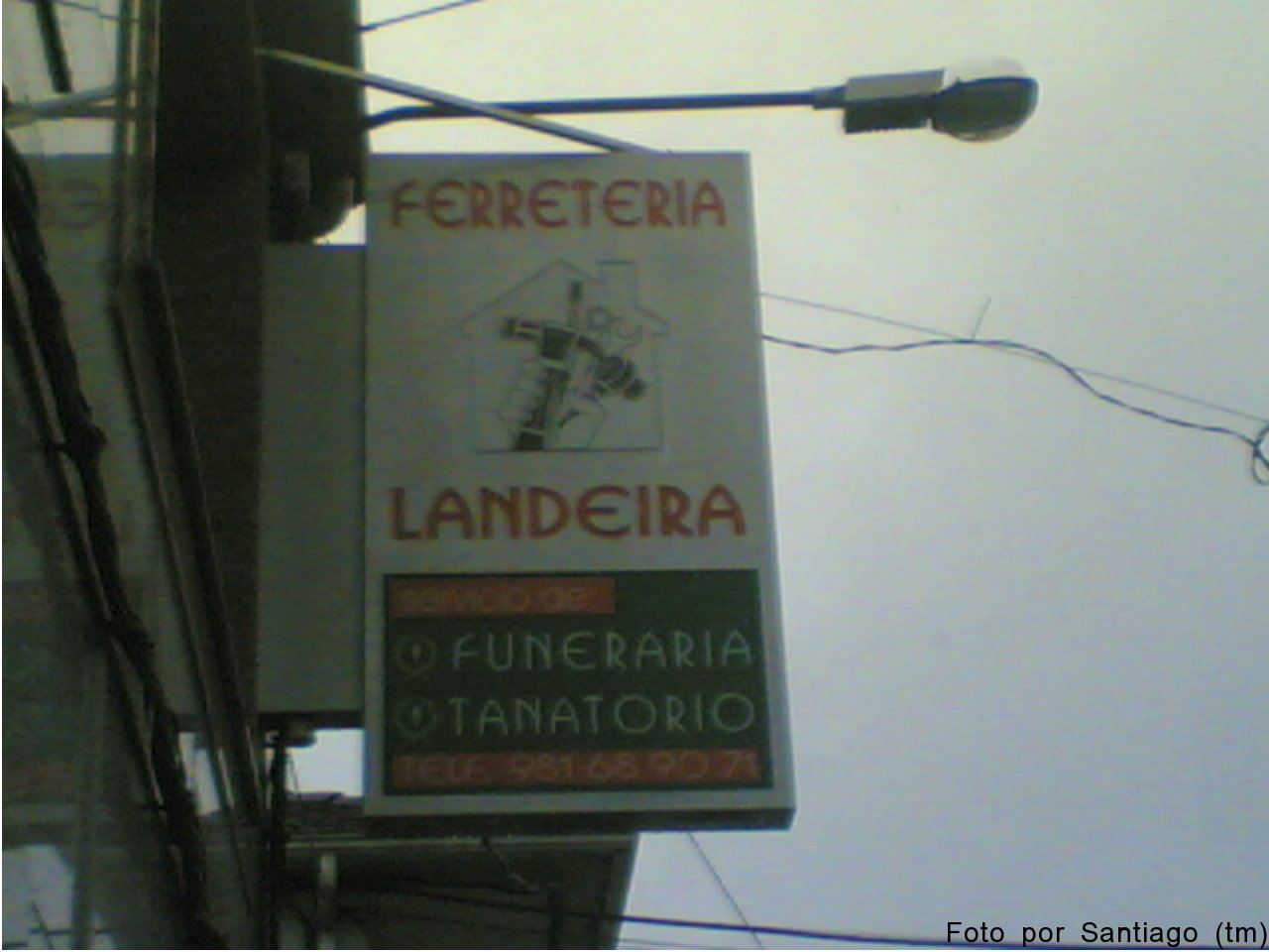 Ferretería y funerariia, todo en uno